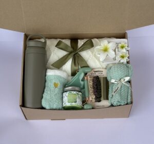[GREEN] LOVE-IN-A-BOX GIFT HAMPER